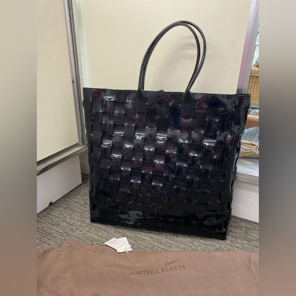 NWoT Bottega Veneta huge glossy leather tote in Bottega Dustbag - Picture 10 of 12